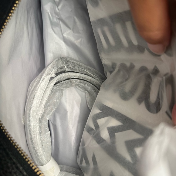 AUTHENTIC BRAND NEW MARC JACOBS
Black 'The Leather Medium' Tote - Picture 6 of 6